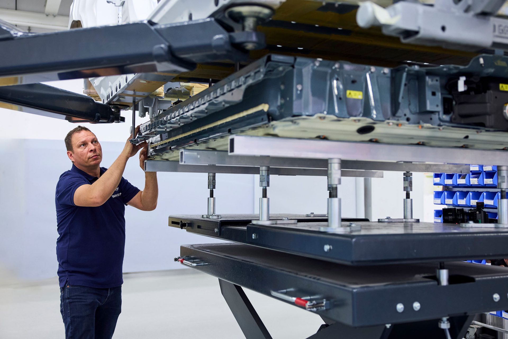 Uniek onder de vloer: de platte waterstoftank waarmee BMW de accu vervangt